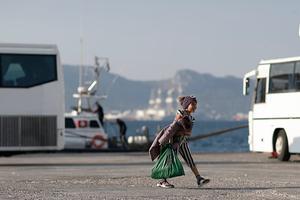 Een jonge migrant in de Griekse havenplaats Elefsina. beeld EPA, Kostas Tsironis