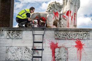 De discussie in Amerika, die alweer geluwd is maar onderhuids doorgaat, is ook overgewaaid naar Nederland. Foto: het monument Indië-Nederland in Amsterdam werd eind juni beklad. beeld ANP, Evert Elzinga