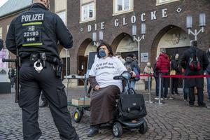 Agenten en een demonstrant die ds. Latzel steunt. beeld EPD, Tristan Vankann