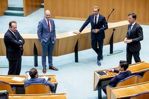Pieter Heerma (CDA), Klaas Dijkhoff (VVD), Gert-Jan Segers (ChristenUnie), minister Hugo de Jonge van Volksgezondheid, Welzijn en Sport, Rob Jetten (D66) en premier Mark Rutte tijdens het debat in de Tweede Kamer over de waardering van zorgmedewerkers. Een voorstel om de lonen van het zorgpersoneel nu al te verhogen haalde geen meerderheid in de Tweede Kamer. beeld ANP, Sem van der Wal