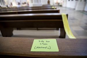 Kerken bezinnen zich op aangepaste vormen van erediensten in een anderhalvemetersamenleving. Foto: waarschuwing voor kerkgangers in Berlijn om afstand te bewaren. beeld EPA, Omer Messinger