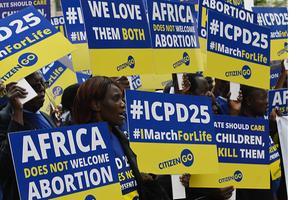 Protest tegen abortus in Kenia. beeld AFP