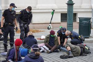 Activisten van Extinction Rebellion in de straten van Oslo in protest tegen het Noorse oliebeleid. beeld EPA, Ole Berg-Rusten