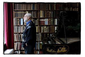 Ton Koopman bij zijn boekencollectie. beeld RD, Sjaak Verboom