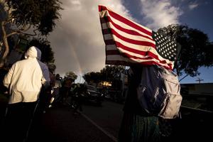 Amerikaanse voorgangers bidden om eenheid in de diep verdeelde samenleving. beeld EPA, Etienne Laurent