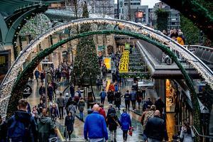 De kans dat we bij het gemiddelde publiek in een winkelcentrum een gevoelige snaar bereiken is met bekende kerstmelodieën nu eenmaal groter dan met een koraalbewerking van een psalm. beeld ANP, Robin van Utrecht