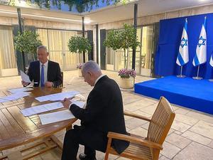 De Israëlische premier Benjamin Netanyahu en de leider van de alliantie Blau-Wit tekenden maandagavond een akkoord over de vormen van een eenheidsregering. beeld EPA