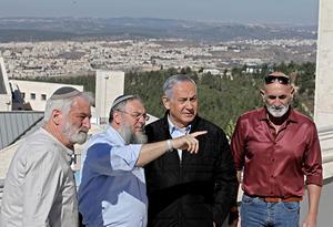De Israëlische premier Netanyahu bezoekt in november een nederzetting op de Westelijke Jordaanoever. beeld EPA, Menahem Kahana