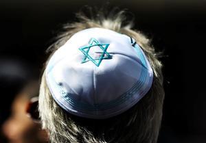 EKD-voorzitter Heinrich Bedford Strohm riep via Facebook iedereen op het „niet zonder protest te accepteren wanneer mensen in Duitsland het slachtoffer van antisemitisch geweld worden.” beeld EPA, Felipe Trueba