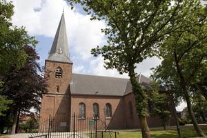 Dorpskerk te Woudenberg. De politie surveilleerde zondag bij diverse kerkgebouwen in het dorp. beeld André Dorst