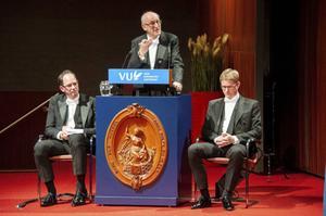 L. J. van Valen, geflankeerd door zijn zonen Willem en Gerrit, verdedigde vrijdag onder grote belangstelling zijn proefschrift. beeld Ronald Bakker