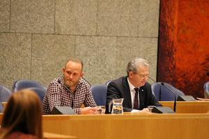 SGP-Kamerlid Bisschop (rechts) en zijn SP-collega Kwint in vak K van de Tweede Kamer tijdens de behandeling van hun initiatiefwetsvoorstel om het lerarenregister af te schaffen. beeld SGP