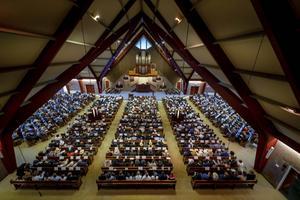 „Nu samenkomsten in het kerkgebouw niet mogelijk zijn, is het uitzenden van de dienst een snelle oplossing.” beeld Cees van der Wal