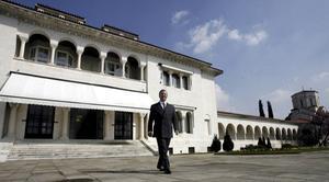 Aleksandar voor het koninklijk paleis dat hij bewoont in Belgrado. beeld EPA, Koca Sulejmanovic