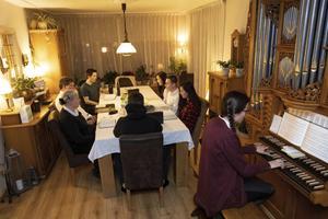 De familie Van Zwieten uit Gouderak aan tafel, tijdens het zangmoment na de maaltijd. Dochter Clarine zit achter het orgel. beeld RD, Anton Dommerholt