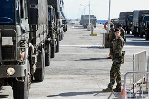 Nederlandse militairen verlenen hulp op Sint Maarten. beeld ANP