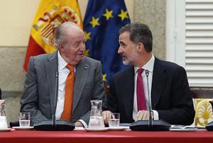 De voormalige Spaanse koning Juan Carlos (l.) met zijn zoon Felipe. beel EPA, Paco Campos