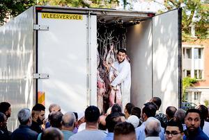 Klanten halen vlees bij een islamitische slagerij. Archiefbeeld ANP