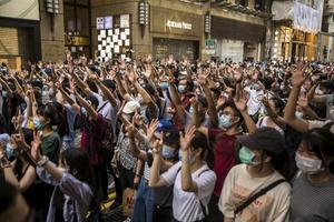 „De Chinese knevelarij werd recent ook zichtbaar in de vrijstad Hong Kong.” Protesten in Hongkong begin juli.  beeld AFP, Dale de Rey