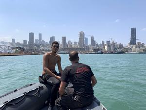 De 21-jarige duiker Shawn Michael Raad (l.), woensdag in Beiroet, Libanon. beeld Shawn Raad