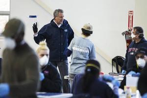 De New Yorkse burgemeester Bill de Blasio (l.) heeft gedreigd met sluiting van kerken die zich niet aan de richtlijnen voor bijeenkomsten houden. beeld AFP, Eduardo Munoz Alvarez