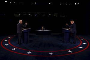President Donald Trump (r.), donderdagavond in debat met zijn Democratische rivaal Joe Biden (l.). beeld EPA, Jim Bourg