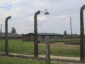 Naar schatting zo’n 10.000 Joodse gelovigen in de Messias kwamen om in de concentratie- en vernietigingskampen. Op de foto enkele barakken in Auschwitz. beeld Heritage Resources