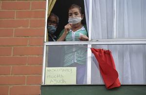 Wanhopige gezinnen in Colombia hangen rode lappen uit hun ramen om aan te geven dat ze hongerlijden. beeld AFP, Raul Arboleda