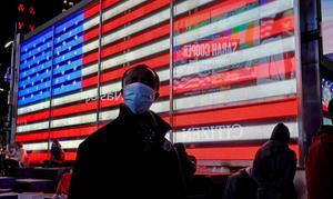 Op een groot scherm werden dinsdagavond op Times Square in New York de eerste uitslagen geprojecteerd. beeld AFP, Timothy A. Clary