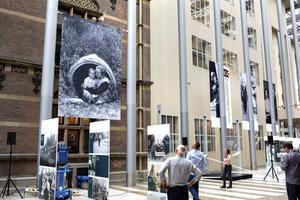 In het Kamergebouw is sinds vrijdag een tentoonstelling van honderd niet eerder gepubliceerde foto’s uit de Tweede Wereldoorlog te zien, samengesteld ter gelegenheid van 75 jaar bevrijding. beeld Dirk Hol