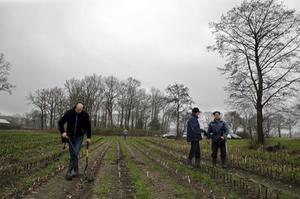 Amateurarcheologen onderzochten zaterdag met metaaldetectors een stuk land in Staphorst waar tijdens de Tweede Wereldoorlog een werkkamp stond. beeld Eelco Kuiken