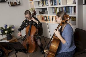 Sylke van Heeringen (l.) uit Moerkapelle krijgt celloles van Gerrieke Verheij. beeld RD, Anton Dommerholt