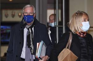 EU-hoofdonderhandelaar Barnier (l.) verliet woensdagavond zijn hotel in Londen om terug te keren naar Brussel. beeld EPA, Andy Rain