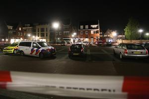 Hulpdiensten bij de burgemeesterswoning van Maasdriel. Bij de woning is een handgranaat gevonden. beeld ANP