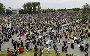 Opnieuw een demonstratie tegen racisme, woensdag in het Nelson Mandelapark in de Bijlmer. Nu met aandacht voor voldoende afstand tussen de demonstranten. De Amsterdamse gemeenteraad debatteerde dezelfde dag over de fel bekritiseerde demonstratie op de Dam, waar de coronaregels niet werden gehouden. beeld ANP, Sem van der Wal