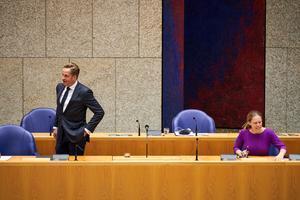 Minister Carola Schouten van Landbouw, Natuur en Voedselkwaliteit (ChristenUnie) en Minister Hugo de Jonge van Volksgezondheid, Welzijn en Sport (CDA) tijdens het debat over de coronabesmettingen op nertsenfokkerijen. beeld ANP, Phil Nijhuis