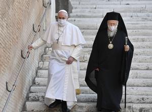 Paus Franciscus (l.) ontmoette dinsdag in Rome de Oecumenische Patriarch van Constantinopel Bartholomeüs I. De paus sprak zich in een documentaire uit voor geregistreerd partnerschap voor homostellen. beeld AFP, Vatican Media