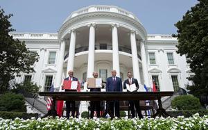„Trump heeft een grotere bijdrage aan vrede in het Midden-Oosten geleverd dan velen van zijn voorgangers, zonder dat dit ten koste ging van steun aan Israël.” Foto: in het Witte Huis in Washington tekenden Israël, de Verenigde Arabische Emiraten (VAE) en Bahrein op 15 september het zogenoemde Abrahamakkoord.