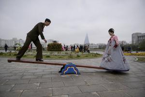 AFP-fotograaf Ed Jones probeert met zijn werk het stereotype beeld van Noord-Korea te doorbreken. Foto: bruidspaar voor een photoshoot in Pyonyang, april 2019. Echt vrij werken is voor buitenlandse journalisten in het land echter praktisch onmogelijk.  beeld AFP, Ed Jones
