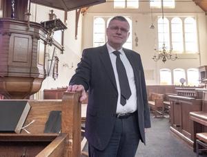 Ds. M. A. Post uit Stavenisse stelt elke dag de kerk een uur open voor mensen die behoefte hebben aan een pastoraal gesprek.  beeld Dirk-Jan Gjeltema