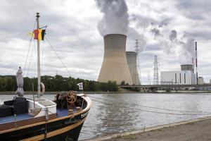 „Kerncentrales voegen per kWh elektriciteit weliswaar niet veel CO2 maar wel drie keer zoveel extra warmte toe aan het natuurlijk milieu.” Foto: kencentrale in het Belgische Tihange. beeld ANP, Marcel van Hoorn