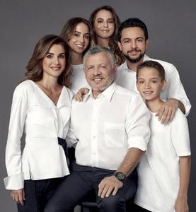 Op Instagram publiceerde koningin Rania eind 2019 een foto van haar gezin. De kinderen zijn van links naar rechts: Iman, Salma, Hoessein en Hasjem. beeld hof Jordanië
