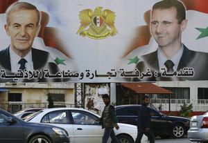 Bashar al-Assad (r.) volgde in 2000 tegen wil en dank zijn vader Hafez al-Assad (l.) op. beeld AFP, Louai Beshara