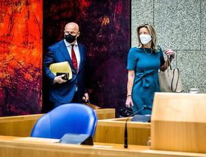 Minister Ollongren van Binnenlandse Zaken en minister Grapperhaus van Justitie en Veiligheid, op de tweede dag van een debat over maatregelen ter bestrijding van de corona-epidemie. beeld ANP, Remko de Waal