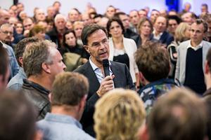 Premier Mark Rutte in gesprek met boeren tijdens de stikstofbijeenkomst van de VVD. beeld ANP