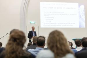 De christelijke levensvisie kenmerkt zich door waardering voor de schepping, stelt prof. Jochemsen. De postmoderne, liberale grondhouding kent daarentegen waarde toe (of doet dat niet) aan bijvoorbeeld het embryo. „Ziekte is daarbij een individueel probleem, dat moet je technisch oplossen.” beeld RD, André Dorst