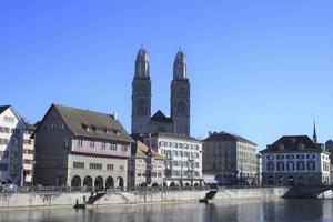 De Zwitserse reformator Huldrych Zwingli werd op 1 januari 1519 verbonden aan de Grossmünster in Zürich (foto). In datzelfde jaar kreeg de stad te maken met een pestepidemie. Zwingli raakte zelf ook besmet, maar herstelde. Na zijn genezing schreef hij het ”Pestlied”. beeld RD