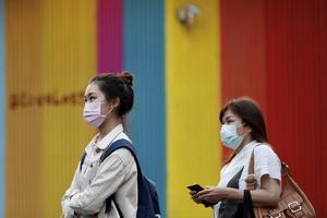 Taiwan was een van de eerste landen die het gevaar van Covid-19 inzagen. Foto: vrouwen in de Taiwanese hoofdstad Taipei beschermen zichzelf tegen het coronavirus. beeld EPA, Ritchie B. Tongo