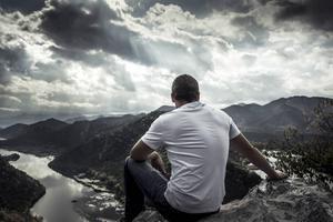 „Als we inzoomen op de ervaringen van mensen die aan depressiviteit lijden, zien we dat een gevoel van isolement vaak het hart van de aandoening vormt. Te midden van alles en iedereen is men verschikkelijk alleen.” beeld iStock