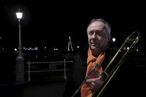 Trombonist Piet Bonthuis blaast al vijftig jaar zijn partij mee in de groep koperblazers die jaarlijks de eerste kerstdag in Genemuiden aankondigen.  beeld Dick Vos